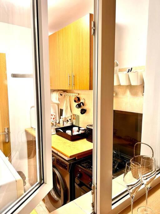 Appartamento City View Studio In The Heart Of Bucarest Esterno foto